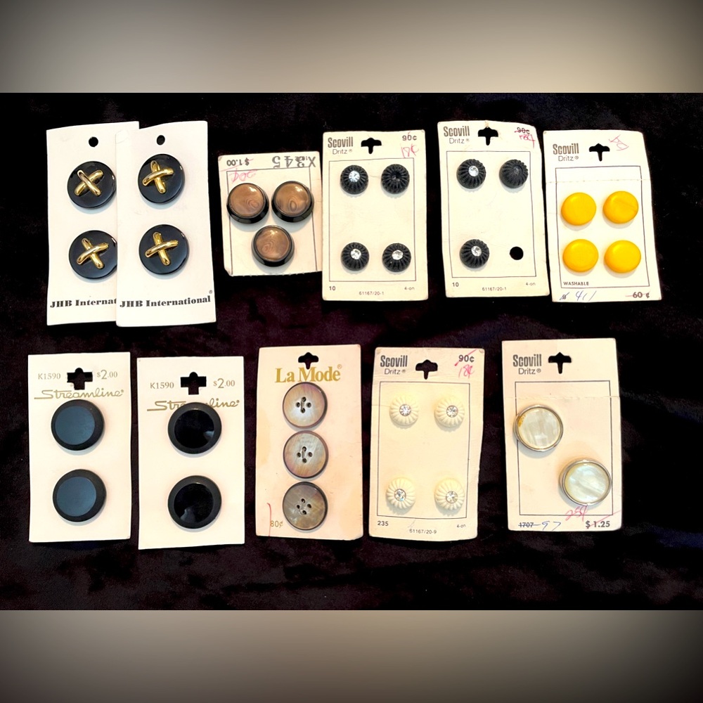 TRUE VINTAGE BUTTONS various designs and sizes.
See pics